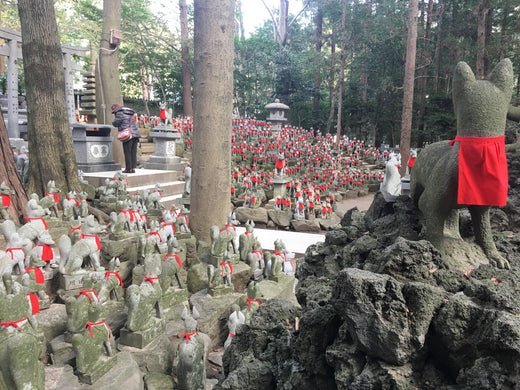 More than 1000 stone statues of foxes - Japanstones.shop