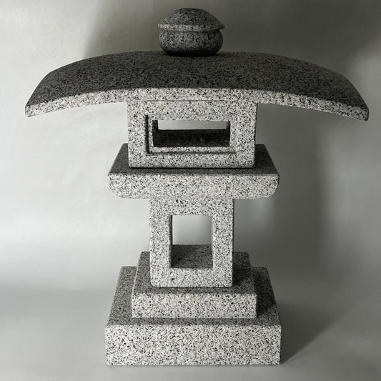 I have shipped the Kanshuji Style Stone Lantern to the US via UPS.