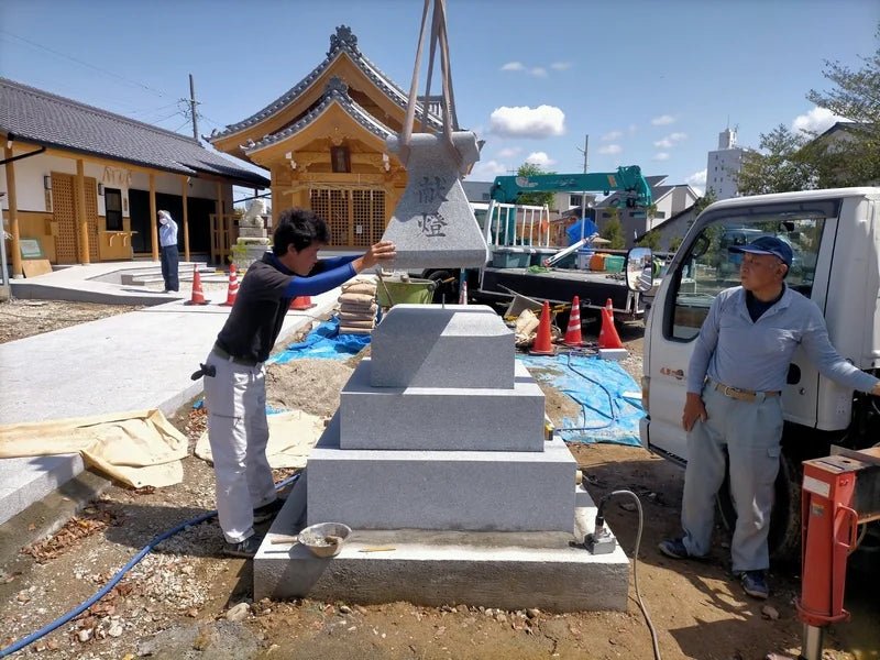 How Stonemasons Install a Large Shinzen-Type Stone Lantern at a Japanese Shrine - Japanstones.shop
