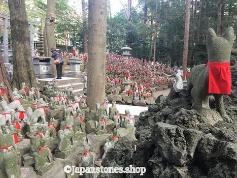 More than 1000 stone statues of foxes