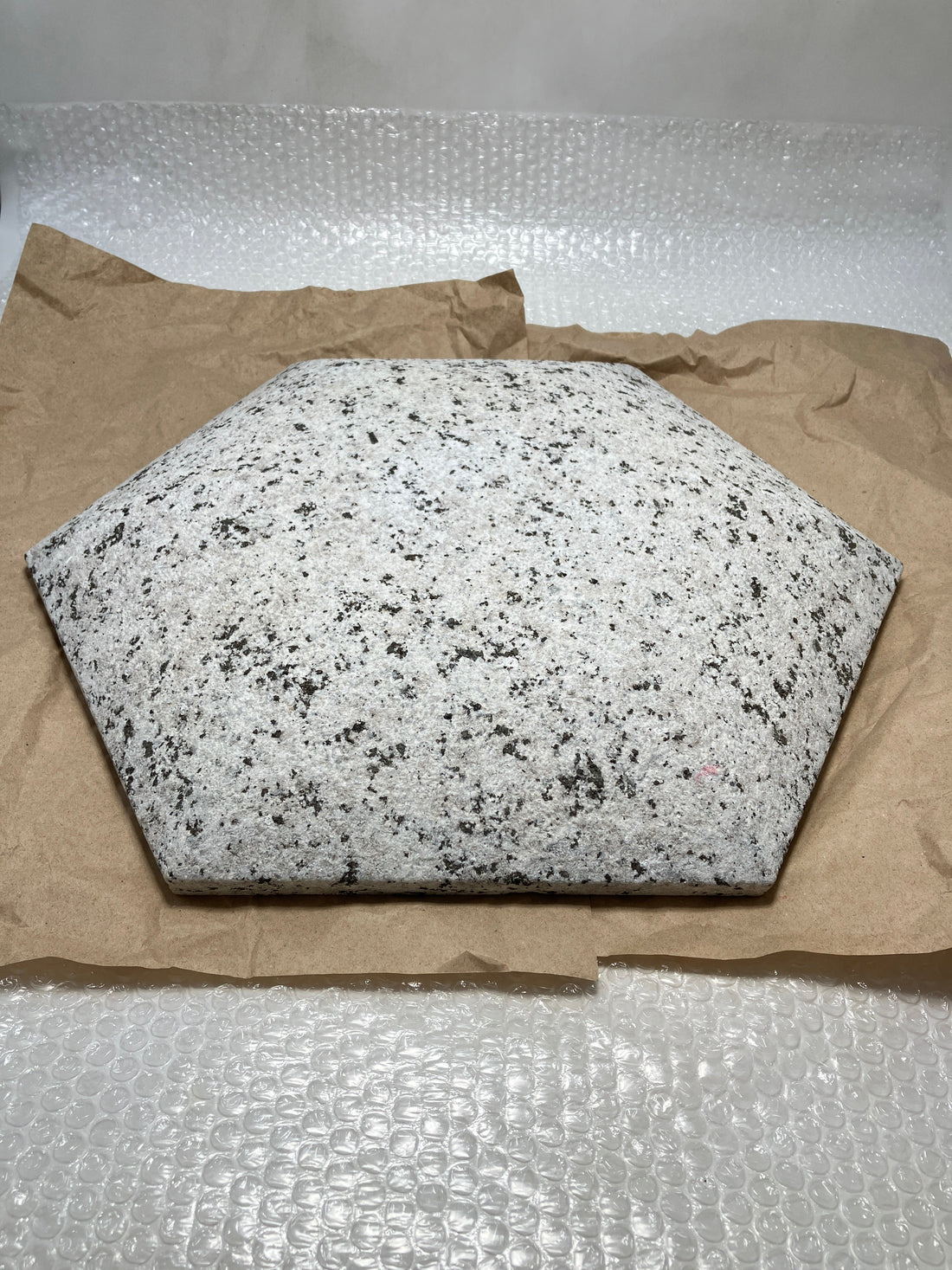 We shipped a Medium Yukimi Stone Lantern viewing lantern to the US via UPS. - Japanstones.shop